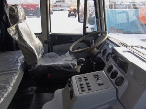 внутри кабины самосвала Урал-63685