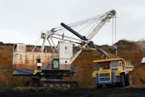 карьерный самосвал БелАЗ 7555 модели в процессе работы